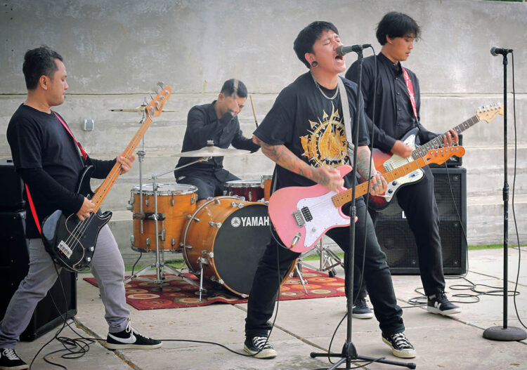 Close To Breathe Ft San San "Pee Wee Gaskins"